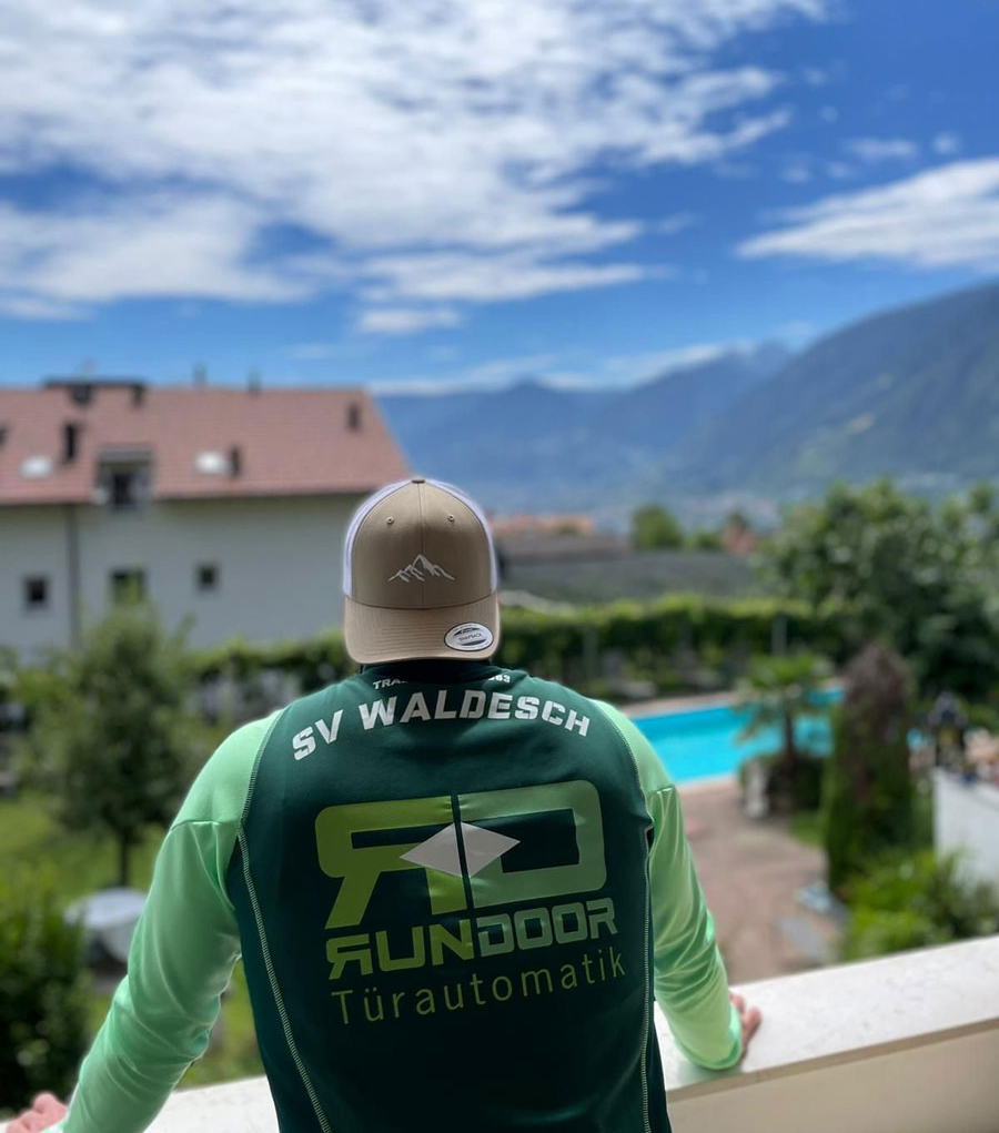 Trikot auf Tour - Blick vom Balkon auf den Pool